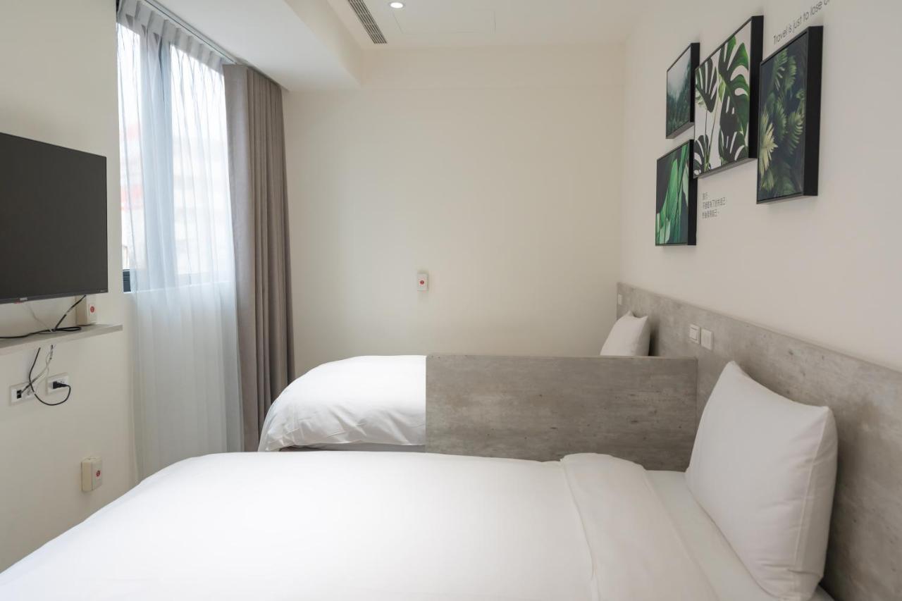 The Way Inn Taichung Exterior photo
